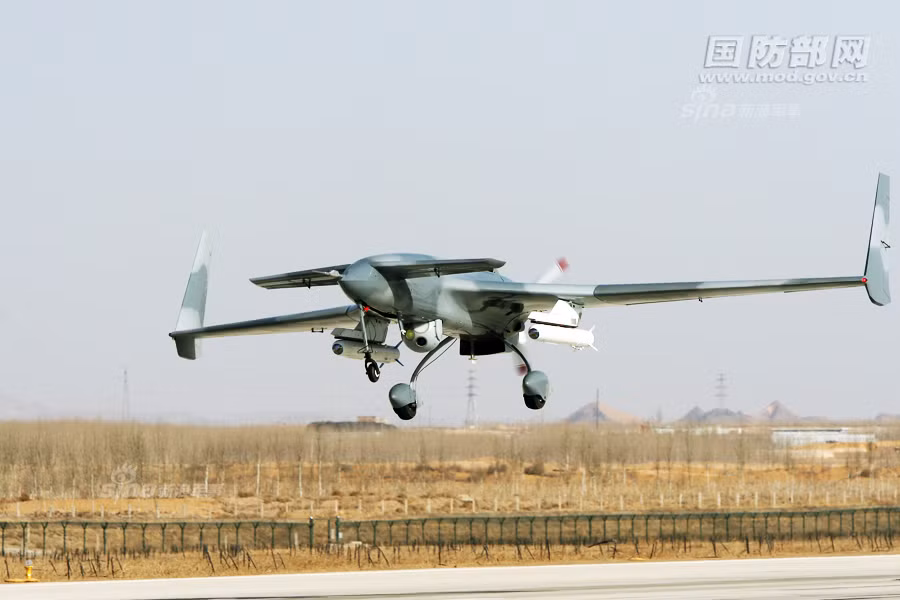 Được trang bị sải cánh dài tới 8 mét, tầm hoạt động 960 km trong vòng 12 tiếng đồng hồ và khả năng mang theo tối đa 80 kg vũ trang treo trên 2 giá đỡ dưới cánh máy bay, đây được coi là chiếc máy bay không người lái vũ trang đầu tiên của Trung Quốc. Nguồn ảnh: Sina.