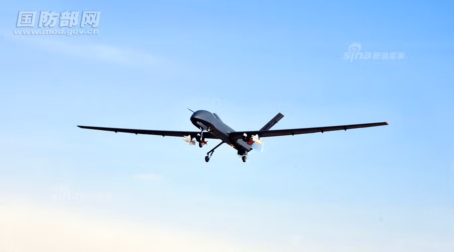 Phiên bản máy bay không người lái "Cầu Vồng" 4 do Trung Quốc phát triển và được ra mắt vào khoảng cuối năm 2013. Có thể dễ dàng nhận thấy một điều đó là ngoại hình của chiếc CH-4 này khá tương đồng với dòng máy bay không người lái Reaper của Mỹ. Nguồn ảnh: Sina.