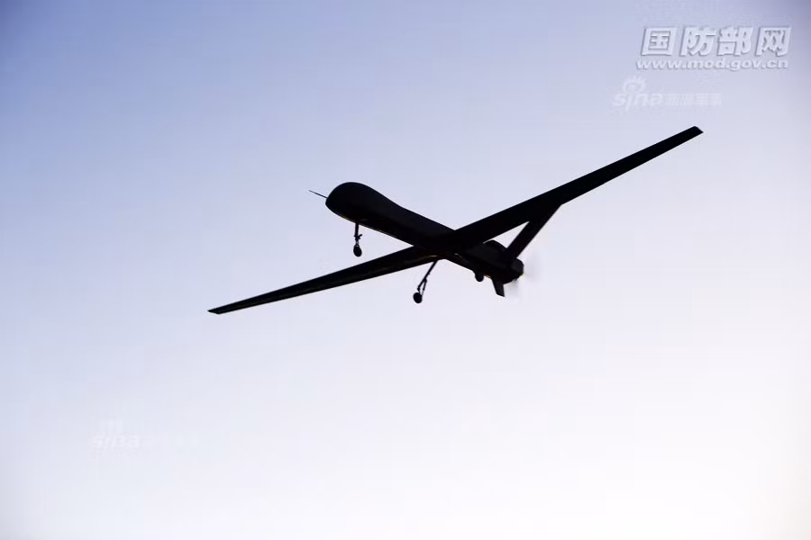 Được ra mắt vào hồi tháng 8/2015 vừa rồi, chiếc "Cầu Vồng" 5 có ngoại hình tương đương với người anh em "Cầu Vồng" 4 của mình, nhưng lại nhận được nâng cấp rất mạnh về pin và động cơ cho phép nó đạt tầm bay tối đa tới 6.500 km tương đương với 60 tiếng hoạt động liên tục. Nguồn ảnh: Sina.