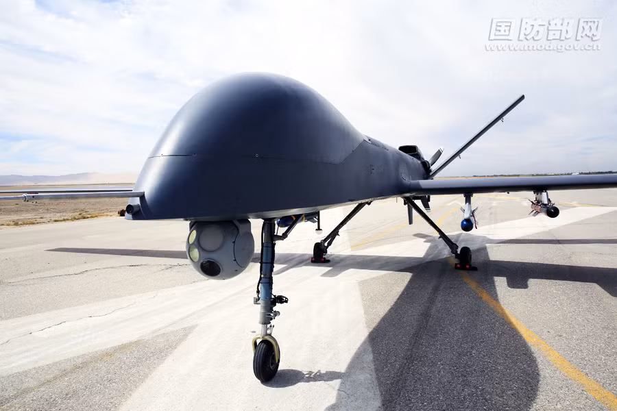 Đây được coi là mẫu máy bay điều khiển từ xa có vũ trang hoàn thiện nhất của Trung Quốc tới thời điểm này. Ngoài các phiên bản chính từ CH-1 tới CH-5, Quân đội Trung Quốc còn phát triển các biến thể khác như CH-3A, CH-91, CH-92, CH-802, CH-803 và CH-901. Tổng cộng trong "dòng họ" máy bay không người lái "Cầu Vồng" của nước này tới nay đã có 11 phiên bản khác nhau. Nguồn ảnh: Sina.