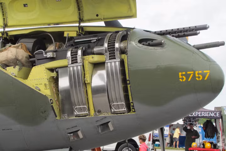 Do thiết kế phi công ở giữa, cánh quạt 2 bên nên súng ở giữa có độ chụm cao và không cần tính năng bắn xuyên cánh quạt như các phi cơ khác. Ảnh: imgur.com.