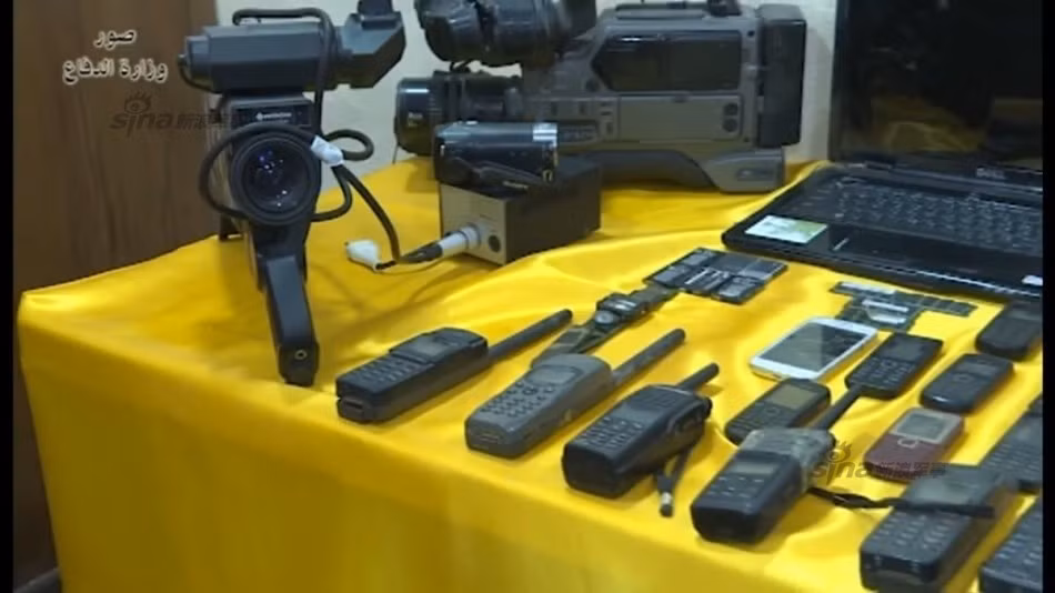 Các phương tiện thiết bị liên lạc của lực lượng khủng bố IS dù không hiện đại nhưng lại được trang bị với số lượng cực lớn, đó là các loại bộ đàm tầm gần, có khoảng cách chỉ từ vài km trở xuống nhưng trong những cuộc chiến trong môi trường đô thị thì vài kilomet cũng đã bao quát được cả chục trận địa và ổ đề kháng.