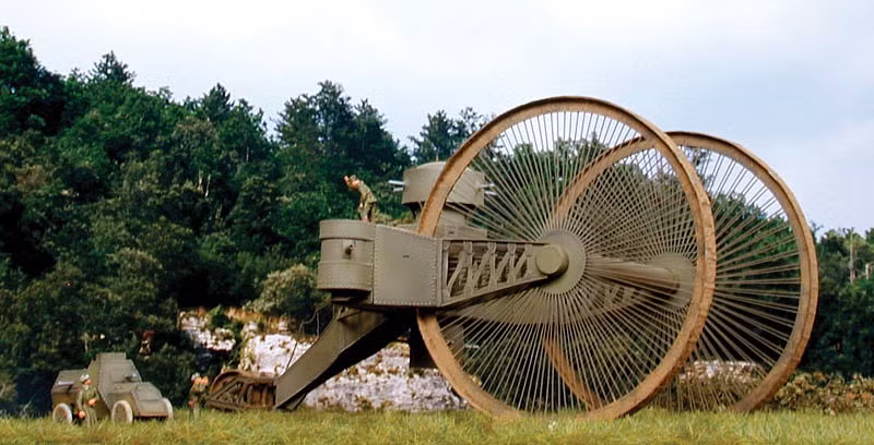 Xe tăng Tsar có bộ bánh trước đường kính tới 17 mét giúp nó có thể vượt qua mọi chiến hào mà không sợ bị mắc kẹt kèm theo 2 động cơ 250 sức ngựa cho phép nó di chuyển với tốc độ tối đa khoảng 15 km/h. Nguồn ảnh: Wiki.