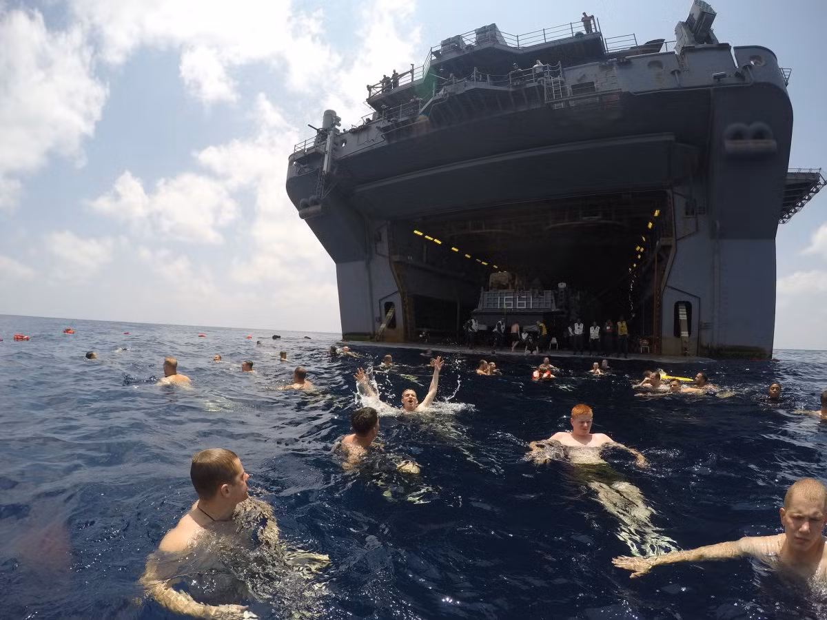 Chính vì vậy, tùy từng trường hợp mà các thủy thủ trên tàu sân bay sẽ có một cuộc ăn chơi "chác táng" kéo dài từ một vài ngày lên tới cả tuần lễ tùy theo mức độ tăng tốc vượt lịch trình dự kiến của họ. Nguồn ảnh: BI.