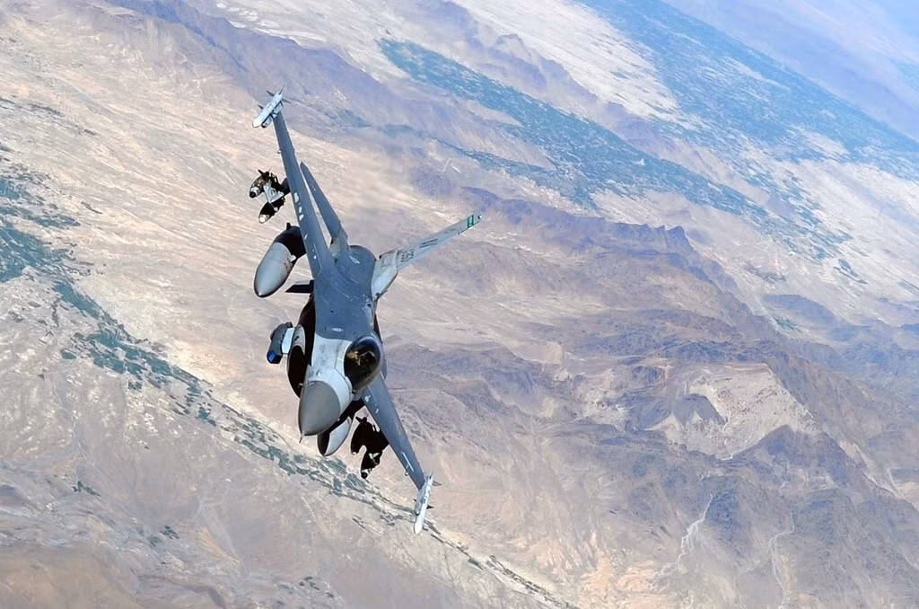 Phi cơ F-16 có thiết kế khí động tối ưu cho nhiệm vụ chiếm ưu thế trên không. Buồng lái kiểu "bong bóng" giúp phi công quan sát tốt hơn. Nó là một trong những máy bay chiến đấu đầu tiên được trang bị hệ thống "fly-by-wire" (điều khiển bay bằng dây dẫn) đem lại khả năng cơ động xuất sắc trong phạm vi hẹp. Ảnh: USAF