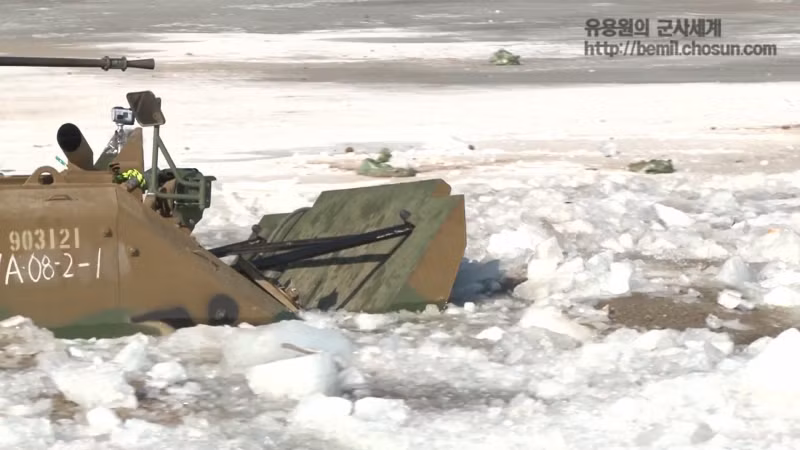 Có trọng lượng 25 tấn, dài 7 mét kèm theo khả năng chở tối đa 1 tiểu đội đủ 12 người (bao gồm cả lái xe, phụ xe). Chiếc xe này có khả năng di chuyển với tốc độ tối đa 70 km/h trên đường đẹp và tối đa 7km/h dưới nước. Nguồn ảnh: Chosul.