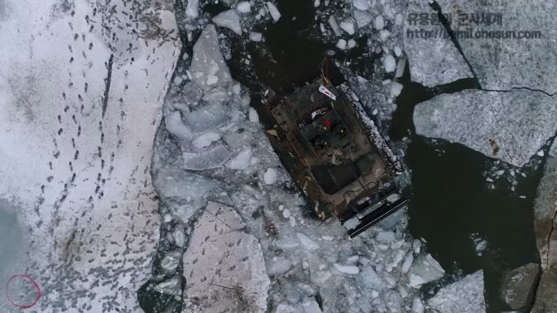 Được thiết kế trong vòng 10 năm từ 1999 đến tận 2008, xe chiến đấu bộ binh K-21 là loại thiết giáp chiến đấu chủ lực của Quân đội Hàn Quốc với tổng cộng khoảng 500 chiếc đang phục vụ trong biên chế quân đội nước này. Nguồn ảnh: Chosul.