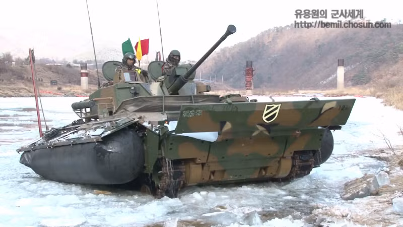 Ngoài ra xe cũng được trang bị hai đệm khí hai bên thân xe để cung cấp thêm sức nổi khi chở đầy tải lội nước. Nguồn ảnh: Chosul.