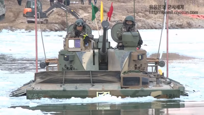 Xe được trang bị một pháo tự động 30 mm với cơ số đạn 700 viên và một súng máy M60 cỡ 7,62 mm. Nguồn ảnh: Chosul.