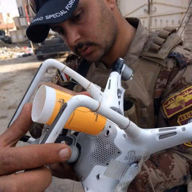 Chỉ cần một vài thao tác can thiệp đơn giản là các kỹ sư của lực lượng nhà nước hồi giáo IS đã có thể chế tạo được hệ thống "cắt bom" điều khiển từ xa giúp những chiếc máy bay đơn giản này có thêm khả năng ném bom chết người. Nguồn ảnh: Sina.