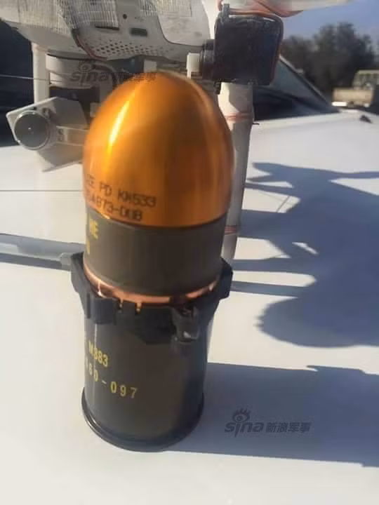 Một đầu đạn M-79 được gắn vào chiếc máy bay ném bom của phiến quân IS có khả năng gây sát thương lớn khi được thả chính xác vào đám đông hoặc nó có thể vô hiệu hóa cả một chiếc xe tăng nếu rơi đúng vào chỗ hiểm. Nguồn ảnh: Sina.