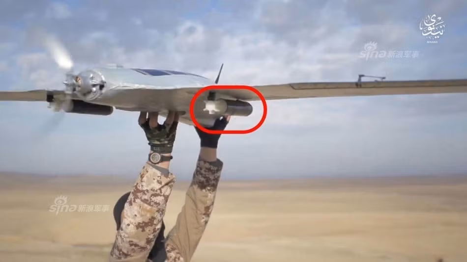 Tuy nhiên đấy chưa phải là phiên bản máy bay ném bom điều khiển từ xa "khủng" nhất của lực lượng này mà thậm chí phía IS còn có những chiếc máy bay cánh bằng với khả năng mang theo 2 bom cỡ lớn đã từng được sử dụng để tiêu diệt các khí tài của quân đội Iraq. Nguồn ảnh: Sina.