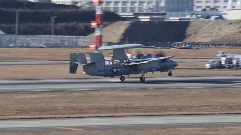 Là loại máy bay cảnh báo sớm chiến thuật, những chiếc phi cơ E-2 đầu tiên đã bắt đầu được sản xuất từ những năm 1964 của thế kỷ trước, tuy nhiên đến tận bây giờ, qua hơn 50 năm hoạt động chúng vẫn được Không quân, Hải quân Mỹ và rất nhiều lực lượng khác trên thế giới tin tưởng sử dụng và được nâng cấp thường xuyên. Nguồn ảnh: Chosul.