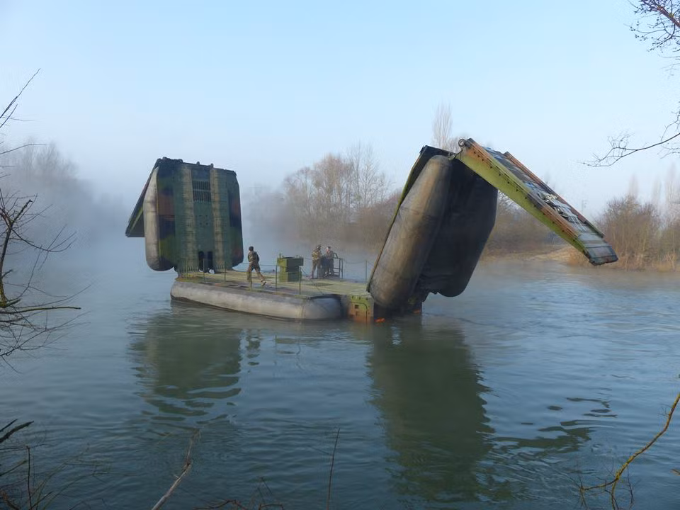 Hai hệ thống đầu cầu được mở bung để tạo thành một chiếc phà hoặc lắp ghép với các đốt khác tạo thành một chiếc cầu phao.