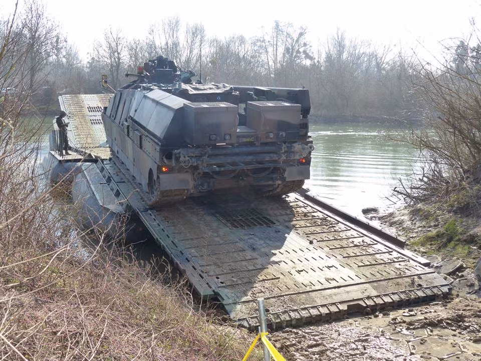 Tuy nhiên cầu phao bằng cao su lại dễ bị "tổn thương" hơn, mặc dù sử dụng loại cao su cường độ cao, độ dày lớn nhưng loại cầu phao dã chiến này vẫn dễ dàng bị chọc thủng khi vướng phải các dị vật dưới mặt nước.