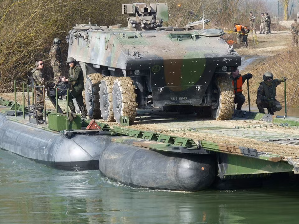 Mặc dù vậy, hệ thống này cũng có khả năng tải tương đương với các loại cầu phao sử dụng bể chứa. Điểm lợi nhất của hệ thống cầu phao này đó là nó có thể được vá ngay lập tức tại trận địa một cách dễ dàng chứ không phiền hà như khi các loại cầu phao dùng bể chứa khí hàn kín khi bị thủng.