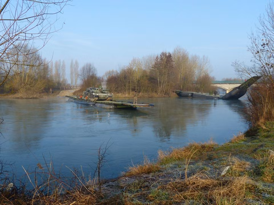 Chở xe thiết giáp qua sông.