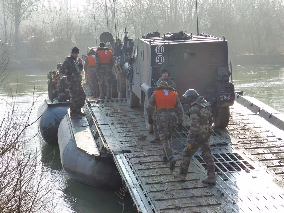 Hệ thống cầu phao này có đủ sức để chở được các loại xe tải hạng nặng và thậm chí là xe tăng với sức nặng lên tới hơn 40 tấn.