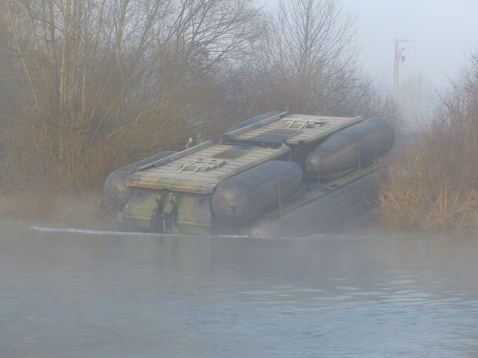 Khi không sử dụng, các phao cao su sẽ được xì hơi và làm xẹp, gấp lại gọn gàng trong thân xe, khi sử dụng chỉ cần kích hoạt hệ thống bơm từ trong buồng lái, thời gian triển khai của hệ thống này có phần nhanh hơn so với các loại cầu phao sử dụng bể chứa kín.