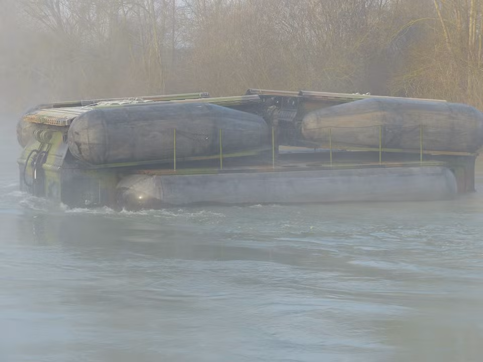 Di chuyển dưới nước trước khi vào vị trí để mở bung hai đầu cầu.