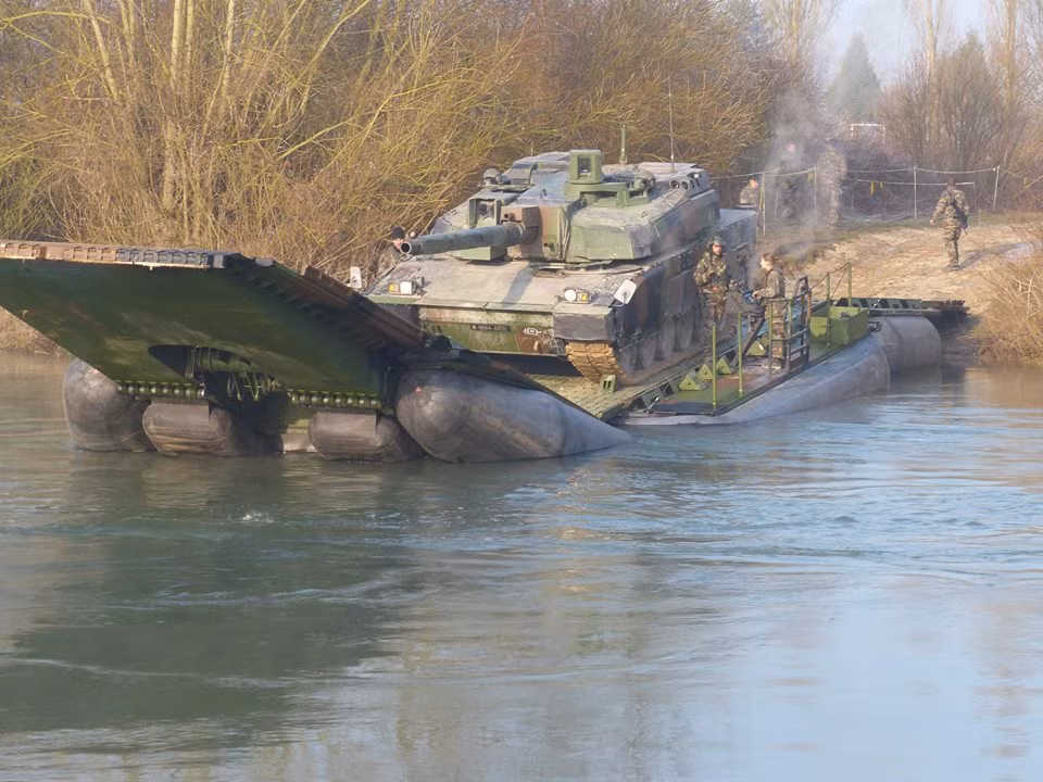 Trái ngược với những hệ thống cầu phao sử dụng bể chứa khí thì cầu phao của Pháp lại sử dụng phao bằng cao su khiến cho nó có hình dáng khá "cục mịch" chứ không được gọn gàng như những hệ thống khác.