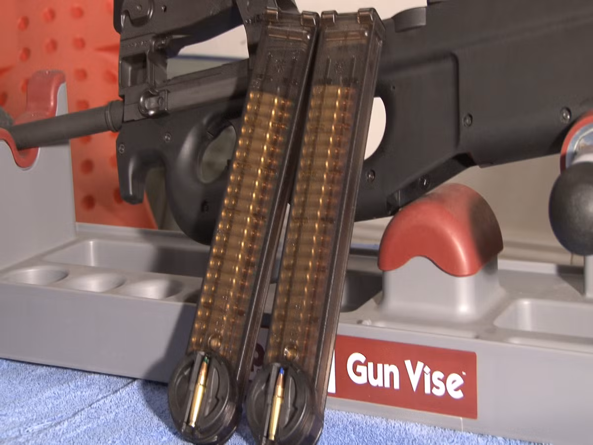 Thậm chí một vài loại súng còn sử dụng băng đạn trong suốt để người lính có thể kiểm soát được số đạn còn lại trong băng của mình. Điều này tuy tiện lợi và rẻ tiền nhưng lại có một bất lợi đó là trong tình huống cận chiến đối phương sẽ nhìn thấy rõ rằng đạn trong băng của người lính này đã hết và sẵn sàng phản kháng thay vì đầu hàng khi bị súng chĩa thẳng vào mình và vẫn tưởng rằng khẩu súng đó có đạn. Nguồn ảnh: Aboutguns.