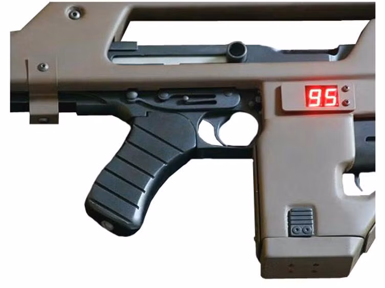 Các hệ thống đếm đạn có thể được gắn ngang sang phía cạnh bên của súng, đảm bảo độ gọn gàng và nguyên bản của khẩu súng. Tuy nhiên cách gắn như thế này sẽ khiến xạ thủ không thể theo dõi được trực tiếp lượng đạn trong băng của mình mà cần phải nghiên đầu để "ngó" vào màn hình hiển thị, gây sao lãng trên chiến trường. Nguồn ảnh: Bigbad.