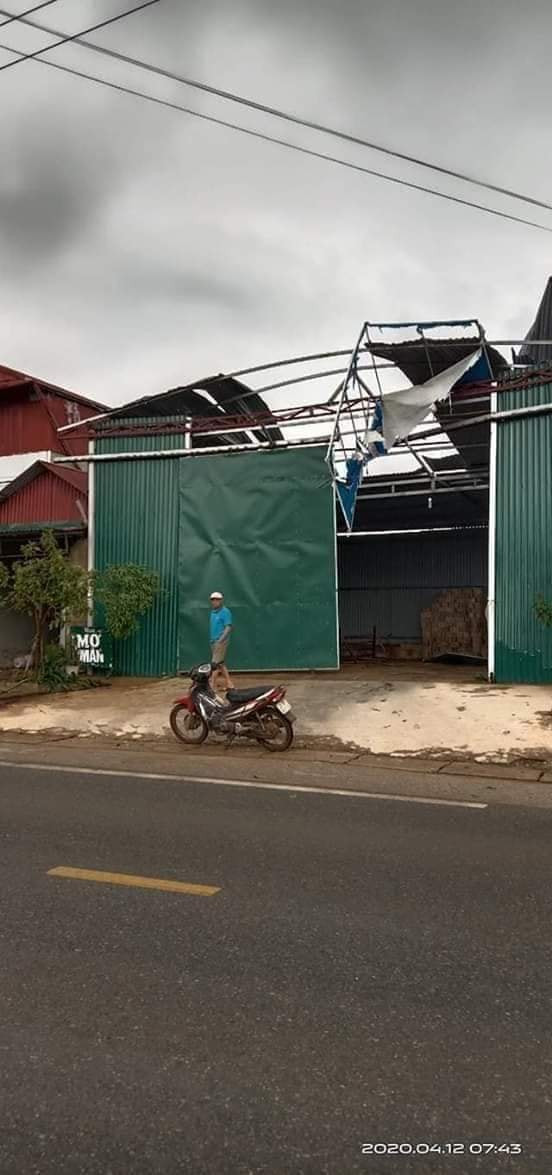 Đến 7h sáng nay (12/4), tại huyện Mộc Châu vẫn có mưa to, trời tối sầm kèm theo sấm sét. 