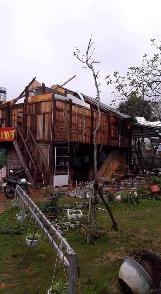 Ông Chính còn cho biết thêm, huyện đã cử cán bộ xuống phối hợp với các xã, thị trấn để nắm tình hình, hỗ trợ người dân di dời tài sản đến nơi an toàn và thống kê thiệt hại.