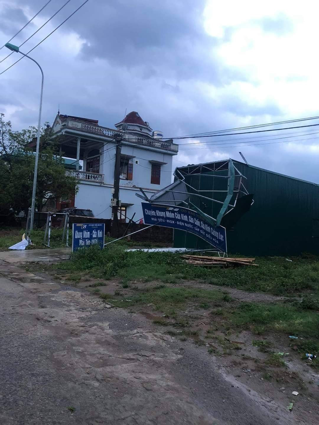 Dự báo: Ngày và đêm nay (12/4), không khí lạnh sẽ tiếp tục ảnh hưởng đến các nơi khác ở Bắc Trung Bộ và phía Tây Bắc Bộ, sau đó ảnh hưởng đến Trung Trung Bộ. 