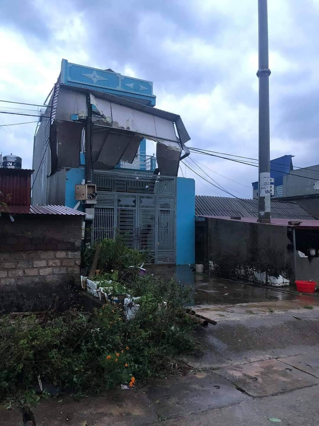 Trung du và đồng bằng Bắc Bộ sáng có mưa, có nơi mưa vừa, mưa to và có nơi có dông. Trong cơn dông có khả năng xảy ra lốc, sét, mưa đá và gió giật mạnh. Ở Bắc Bộ và Bắc Trung Bộ, trời rét với nền nhiệt độ thấp nhất khoảng 15-18 độ, vùng núi có nơi dưới 14 độ.