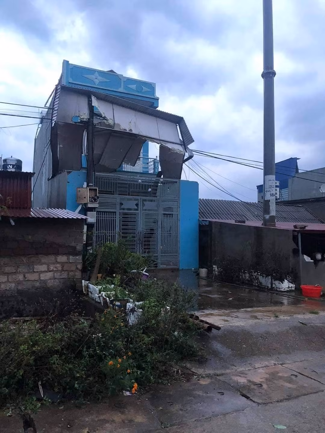 Trung du và đồng bằng Bắc Bộ sáng có mưa, có nơi mưa vừa, mưa to và có nơi có dông. Trong cơn dông có khả năng xảy ra lốc, sét, mưa đá và gió giật mạnh. Ở Bắc Bộ và Bắc Trung Bộ, trời rét với nền nhiệt độ thấp nhất khoảng 15-18 độ, vùng núi có nơi dưới 14 độ.