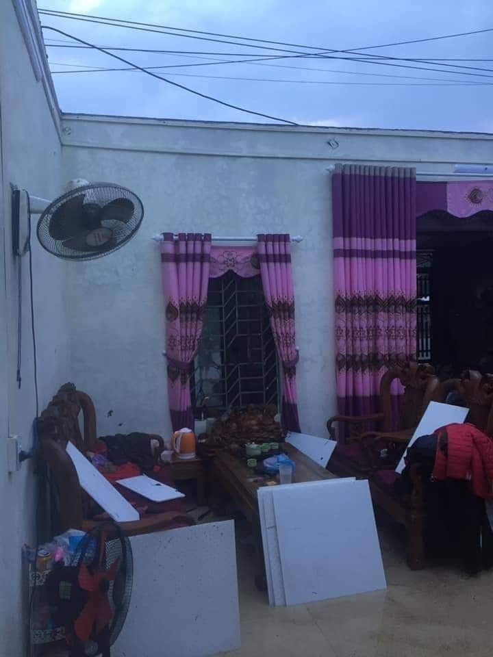 Nhiều căn nhà bị tốc mái hoàn toàn.