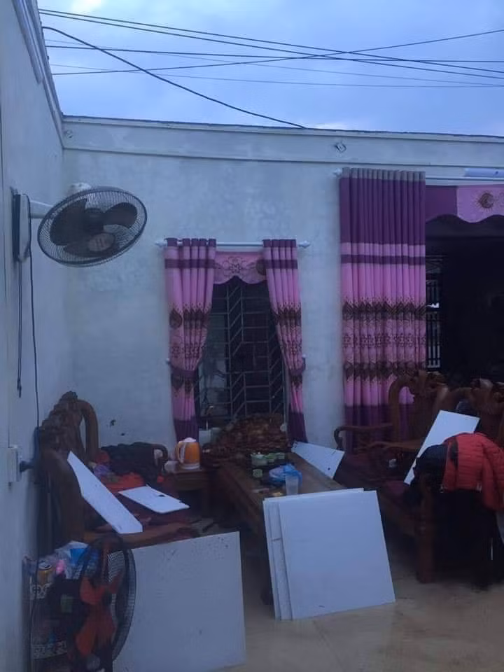 Nhiều căn nhà bị tốc mái hoàn toàn.