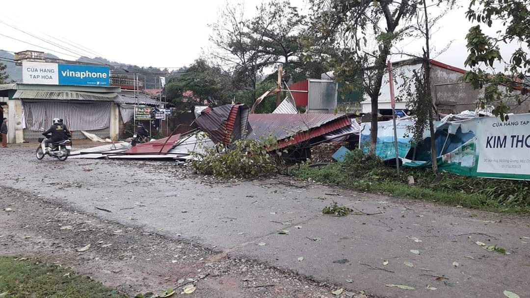 Nhiều tấm tốn bị gió mạnh tốc thẳng ra ngoài đường gây nguy hiểm cho người tham gia giao thông. Xem thêm video: Toàn cảnh mưa lớn, đường phố Hà Nội thành sông. Nguồn: VTC 1.
