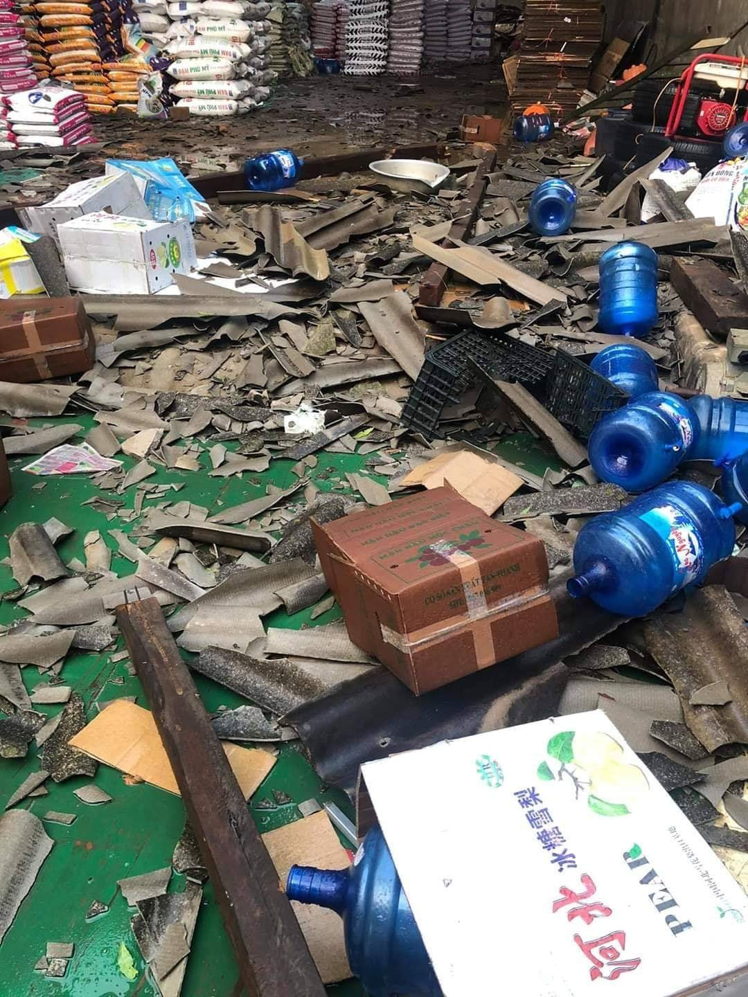 Trao đổi với báo chí, ông Phạm Đức Chính, Chủ tịch UBND huyện Mộc Châu cho biết, con số về thiệt hại hiện chưa thể thống kê được vì trận mưa lốc mạnh xảy ra trên diện rộng, đến sáng nay trời tiếp tục mưa to.