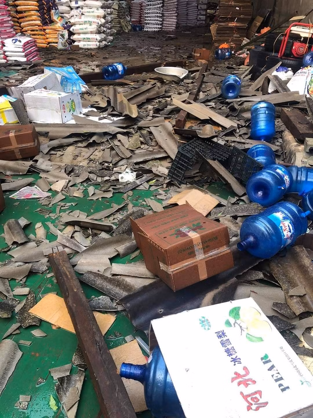 Trao đổi với báo chí, ông Phạm Đức Chính, Chủ tịch UBND huyện Mộc Châu cho biết, con số về thiệt hại hiện chưa thể thống kê được vì trận mưa lốc mạnh xảy ra trên diện rộng, đến sáng nay trời tiếp tục mưa to.