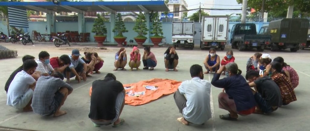  Triệt xóa 2 tụ điểm lắc tài xỉu, đánh bạc trong thời điểm phòng, chống dịch COVID-19: Khoảng 21h40, ngày 9/4, tại tổ 11, ấp Phú Thượng 2, xã Kiến An, Đội Cảnh sát Hình sự - Công an huyện Chợ Mới (An Giang) phối hợp Công an xã Kiến An bắt quả tang 25 đối tượng đang lắc tài xỉu ăn tiền. 