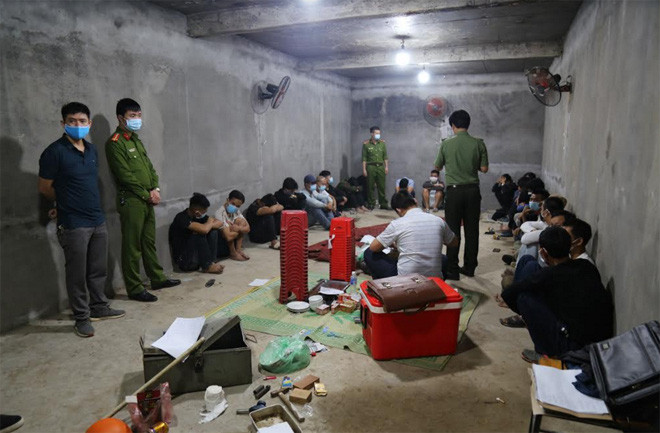 Tang vật thu giữ gồm hơn 57 triệu đồng, một xe ô tô, 11 xe mô tô các loại và các dụng cụ phục vụ cho việc đánh bạc. Theo lãnh đạo Công an huyện Sông Lô, kết quả điều tra ban đầu xác định người cầm đầu tổ chức ổ nhóm đánh bạc là Nguyễn Xuân Trường (40 tuổi, trú tại xã Đồng Thịnh). Trường đã rất kỳ công xây dựng một địa điểm đánh bạc kiên cố với mục đích tổ chức đánh bạc lâu dài. Tuy nhiên, ổ nhóm đánh bạc đã bị triệt phá chỉ sau gần một tuần từ khi đi vào hoạt động. 