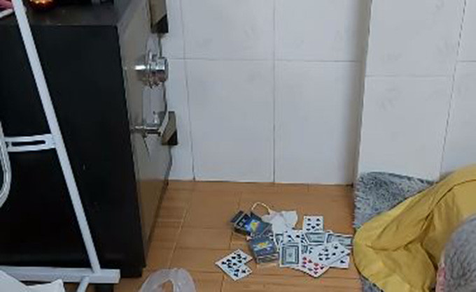 Bị phát hiện, nhiều người đang đánh bạc bỏ chạy thoát thân nhưng công an đã kịp thời bắt giữ 18 người, trong đó có một phụ nữ đã nhanh chân chui vào tủ quần áo để trốn. Tại hiện trường, tang vật thu giữ gần 180 triệu đồng, 13 bộ bài tây, 15 ĐTDĐ, 8 xe máy. 