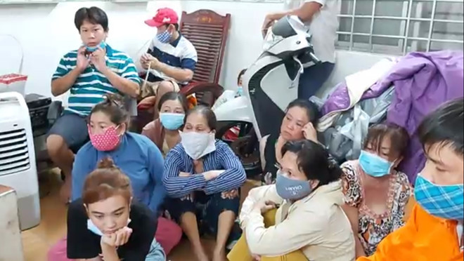  “Quý bà” tụ tập đánh bạc trong lúc đang phòng chống dịch COVID-19: Khoảng 15h30 ngày 10/4, Công an huyện Châu Thành (Tiền Giang) phối hợp Công an xã Tân Lý Tây ập vào kiểm tra nhà bà Nguyễn Thị Duyên (67 tuổi, ngụ ấp Tân Thạnh, xã Tân Lý Tây, H.Châu Thành), bắt quả tang 18 người (trong đó có 13 nữ) đang tham gia đánh bạc ăn thua bằng tiền.