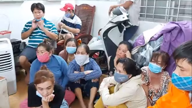  “Quý bà” tụ tập đánh bạc trong lúc đang phòng chống dịch COVID-19: Khoảng 15h30 ngày 10/4, Công an huyện Châu Thành (Tiền Giang) phối hợp Công an xã Tân Lý Tây ập vào kiểm tra nhà bà Nguyễn Thị Duyên (67 tuổi, ngụ ấp Tân Thạnh, xã Tân Lý Tây, H.Châu Thành), bắt quả tang 18 người (trong đó có 13 nữ) đang tham gia đánh bạc ăn thua bằng tiền.