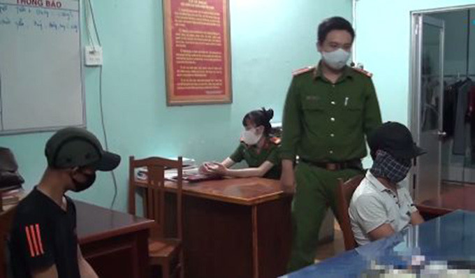 Ngoài ra, 5 người trên còn bị phạt bổ sung 200.000 đồng mỗi người do không đeo khẩu trang; đồng thời yêu cầu ký cam kết không tái phạm tụ tập đông người và đánh bài ăn tiền, nếu tái phạm sẽ bị truy tố trước pháp luật. Ngày 14/4, lực lượng công an kiểm tra, bắt quả tang 5 người nói trên đang tụ tập đánh bài ăn tiền tại quán cà phê do ông Lê Văn Phúc (63 tuổi, ở ấp 3, thị trấn Gành Hào, huyện Đông Hải) làm chủ.