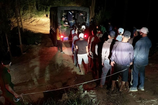 Qua điều tra ban đầu, đường dây đánh bạc này do Trần Tuyết Băng Sơn (34 tuổi, trú phường Hòa Hương, TP Tam Kỳ) cùng một số kẻ khác tổ chức. Các con bạc đến chơi phải nộp cho Sơn 200 nghìn đồng/giờ. Số tiền tham gia cá cược tại sòng bạc từ 50 triệu đồng đến 100 triệu đồng/ván. 