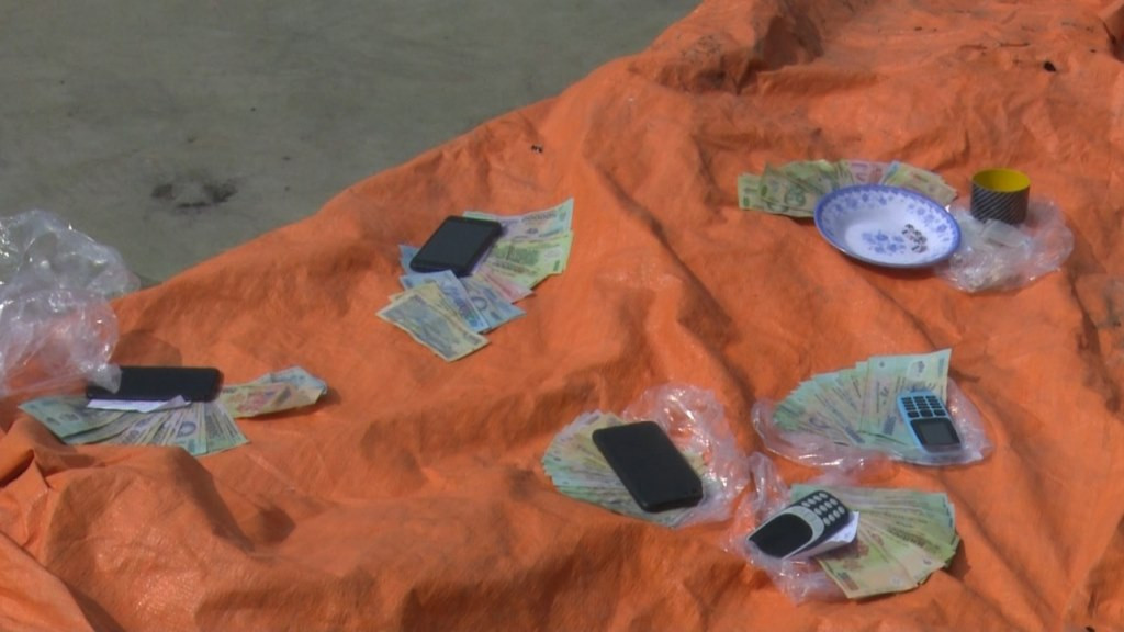 Tại chiếu bạc và trên người các đối tượng, lực lượng làm nhiệm vụ đã thu giữ trên 86 triệu đồng, 18 hộp xí ngầu, 21 điện thoại di động, cùng nhiều tang vật khác liên quan việc đánh bạc. 