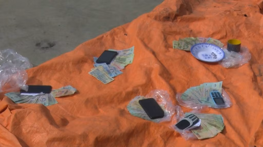 Tại chiếu bạc và trên người các đối tượng, lực lượng làm nhiệm vụ đã thu giữ trên 86 triệu đồng, 18 hộp xí ngầu, 21 điện thoại di động, cùng nhiều tang vật khác liên quan việc đánh bạc. 