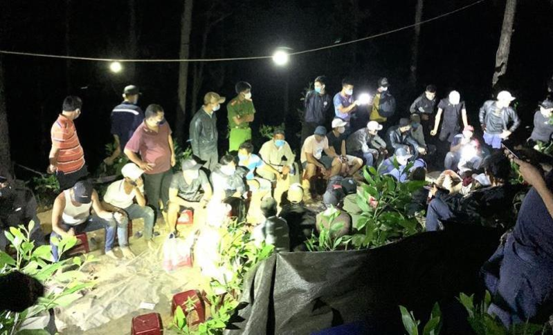  18 con bạc sát phạt nhau trong rừng phòng hộ giữa dịch COVID-19: Khoảng 17h ngày 9/4, Phòng Cảnh sát Hình sự phối hợp với Phòng Cảnh sát Cơ động Công an tỉnh Quảng Nam đột kích rừng phòng hộ thuộc khu vực hồ Phú Ninh (giáp ranh giữa huyện Núi Thành và TP Tam Kỳ) và bắt quả tang đám đông đang đánh xóc đĩa.