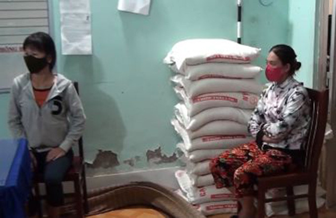 Qua kiểm tra, lực lượng công an phát hiện trên chiếu bạc có số tiền gần 2,5 triệu đồng, 4 chiếc điện thoại di động. Điều đáng nói là trong khi các địa phương đang thực hiện nghiêm theo tinh thần Chỉ thị số 16 về cách ly xã hội để phòng dịch Covid-19 còn không ai đeo khẩu trang phòng dịch COVID-19 theo quy định thì nhóm này ngoài tụ tập đánh bài còn không đeo khẩu trang.