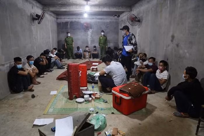 COVID-19: Chieu bac xuat hien tu rung phong ho toi ham bi mat