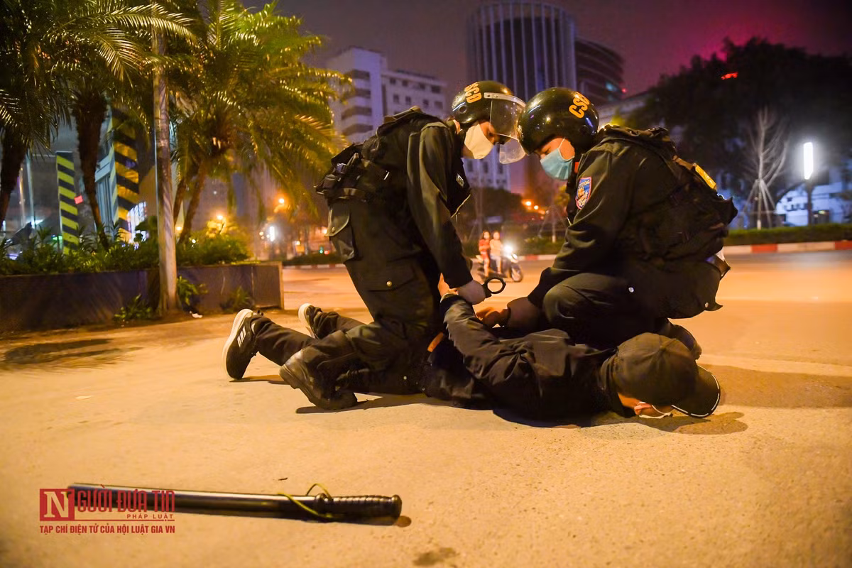 Bằng những đòn tấn công tay không, sử dụng võ thuật nghiệp vụ, các chiến sĩ đã nhanh chóng hạ được đối tượng.